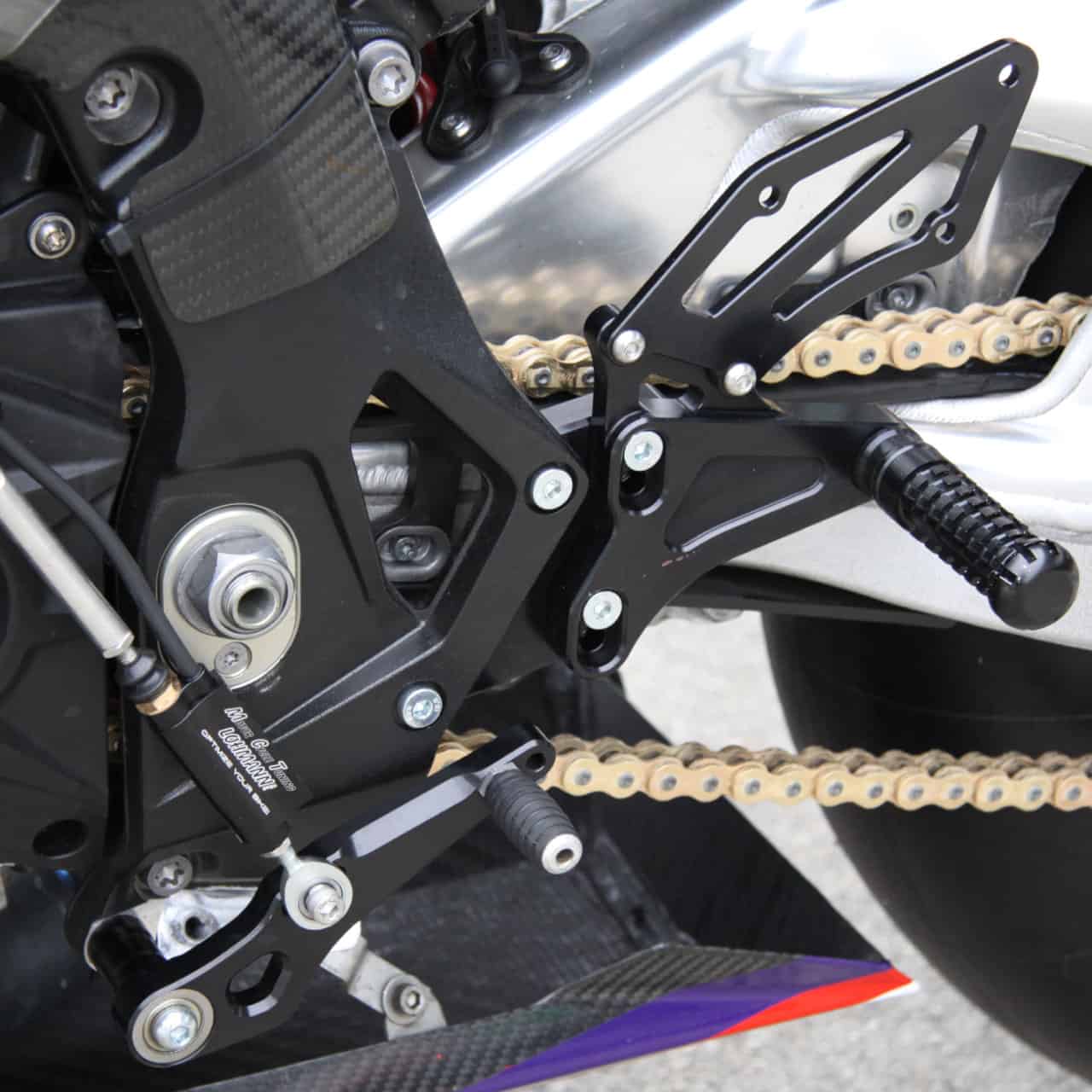 S1000RR_トラス_Tras_ステップ_Rearset_左_Left_1280x1280px